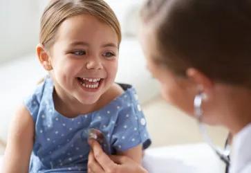 Kleinkind wird beim Arzt untersucht