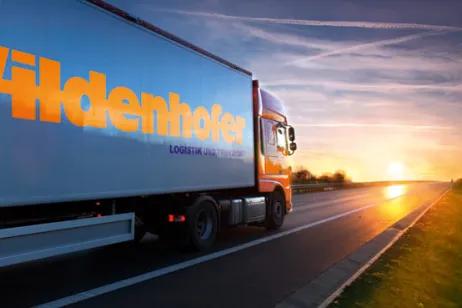 Spedition Wildenhofer LKW fährt in den Sonnenuntergang