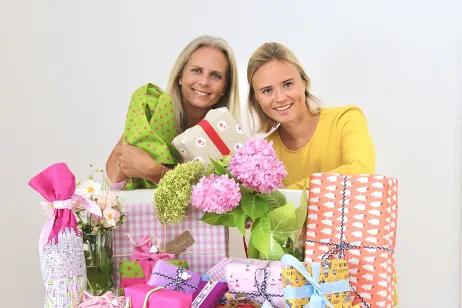 Regina Preloznik und Raina Rumler mit Geschenken in der Hand