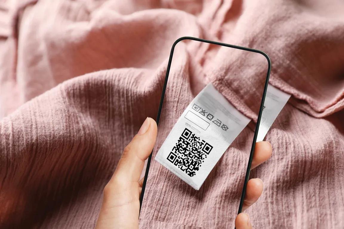 Foto zeigt das Scannen eines QR-Codes, um den DPP aufzurufen