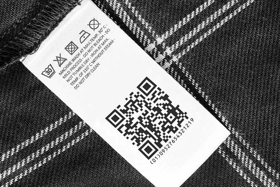 QR Code auf Etikett eines Kleidungsstücks