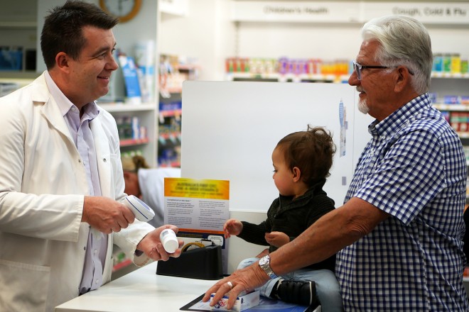 Mann kauft Medikamente in Apotheke